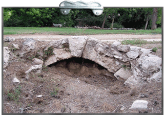 קשת צלבנית (כניסה לאולם תת-קרקעי?) הקיימת עד היום בגבעת פולה